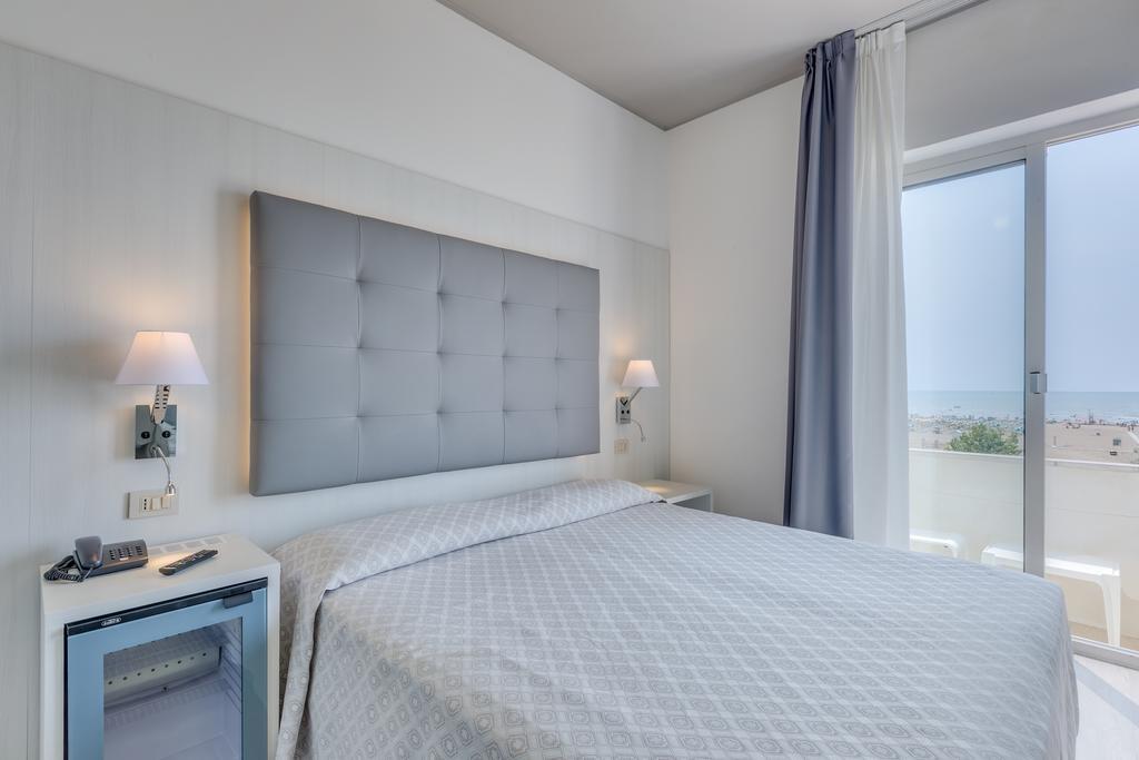 Hotel Garni' Serena Каорле Екстериор снимка