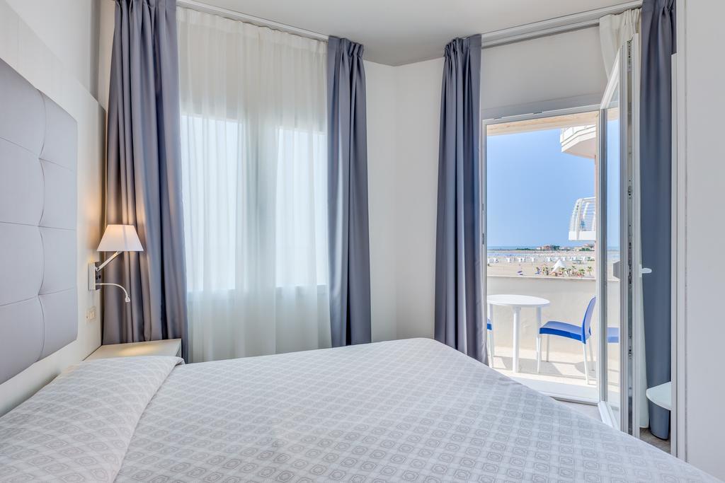 Hotel Garni' Serena Каорле Екстериор снимка