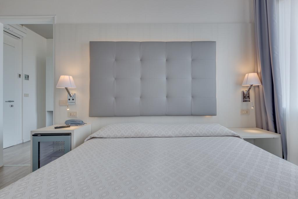 Hotel Garni' Serena Каорле Екстериор снимка