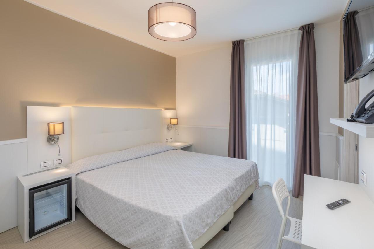 Hotel Garni' Serena Каорле Екстериор снимка