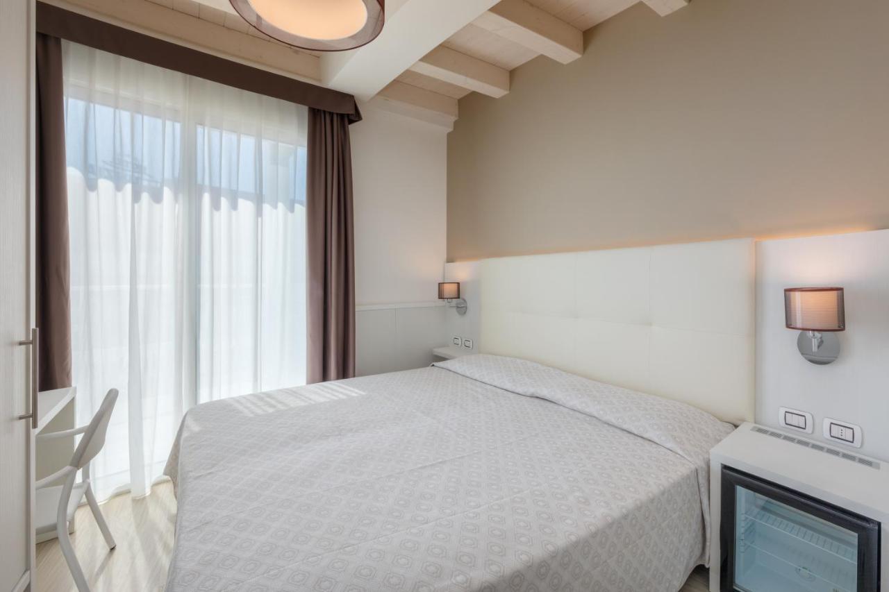 Hotel Garni' Serena Каорле Екстериор снимка