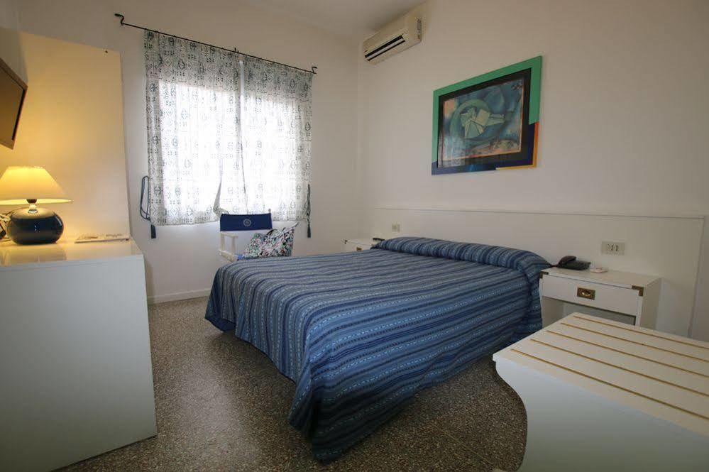 Hotel Garni' Serena Каорле Екстериор снимка