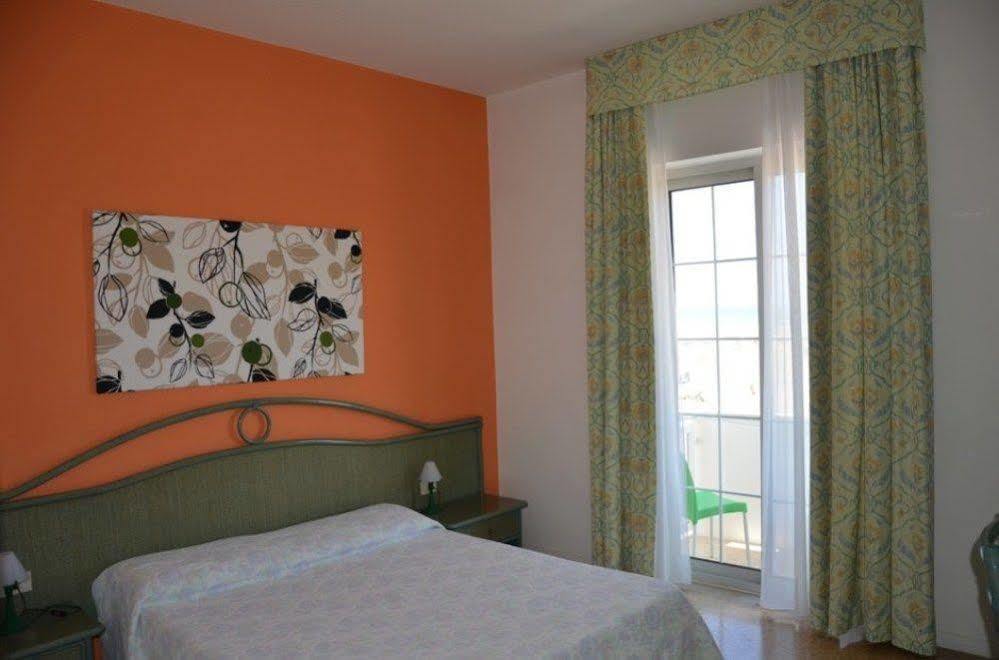Hotel Garni' Serena Каорле Екстериор снимка